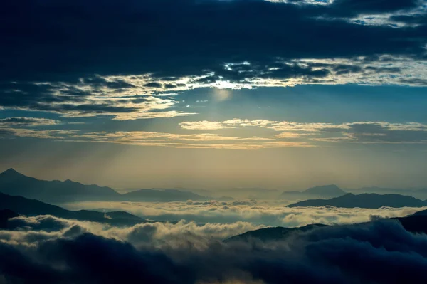 Seoraksan 山被晨雾和日出覆盖在首尔 — 图库照片