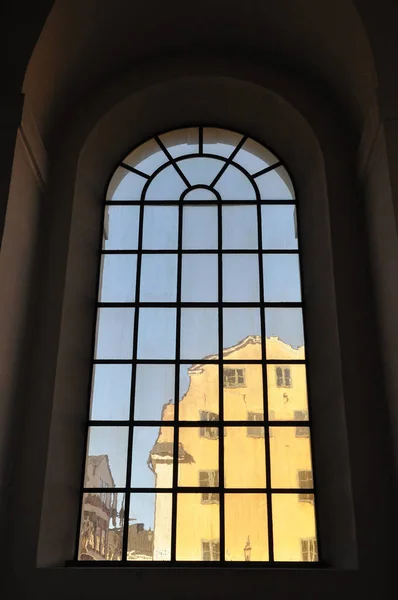 Будівля Яку Видно Крізь Скло Церковного Вікна — стокове фото