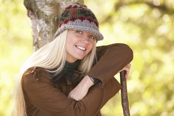 Jonge Vrouw Buiten Wandelen Herfst Bos Holding Walking Stick — Stockfoto