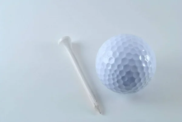 Egy Golflabda Fehér Háttéren Pólót Vértes Képe — Stock Fotó