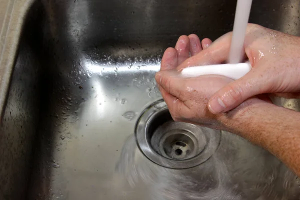 Een Man Zijn Handen Met Zeep Een Gootsteen Wassen — Stockfoto