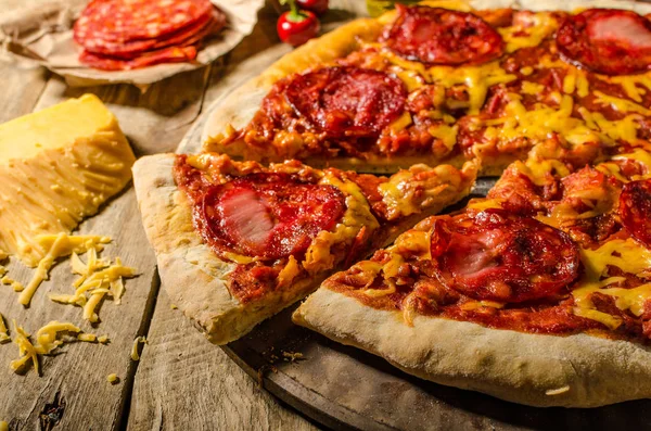 Pizza Salame Rústico Com Queijo Cheddar Chouriço Delicioso Chouriço Espanha — Fotografia de Stock