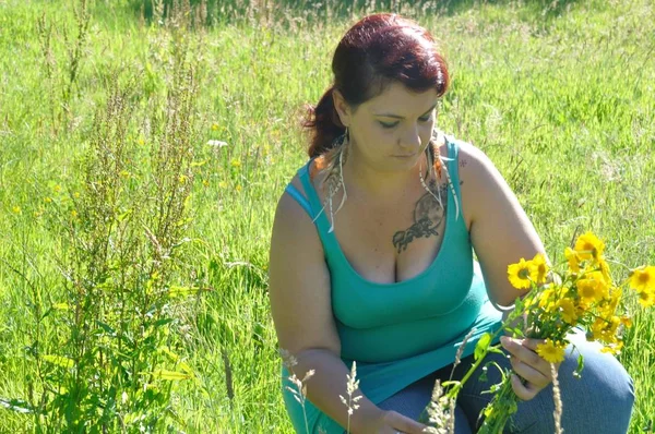 Donna Prato Con Fiori — Foto Stock