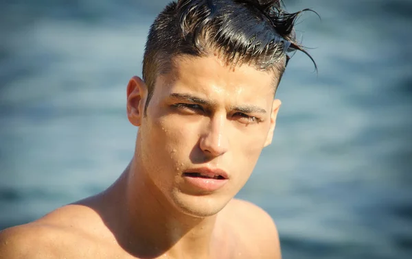 Ελκυστικό Νεαρό Άνδρα Στη Θάλασσα Πάρει Έξω Από Νερό Βρεγμένα — Φωτογραφία Αρχείου
