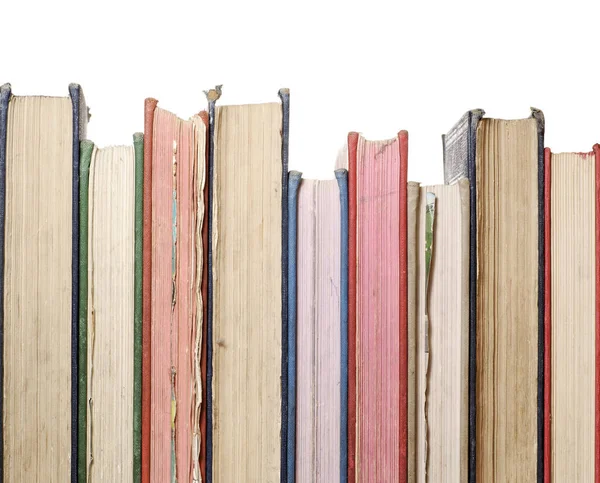 Uma Fileira Estreita Livros Isolados Contra Branco — Fotografia de Stock