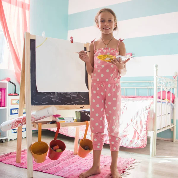 Niño Años Dibujando Sobre Caballete Habitación Infantil Casa — Foto de Stock