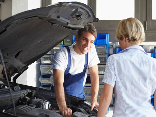 Mecánico Hablando Con Cliente Femenino Taller Reparación Automóviles — Foto de Stock
