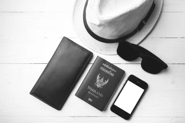 Gafas Sol Sombrero Teléfono Inteligente Pasaporte Sobre Mesa Blanca Color — Foto de Stock