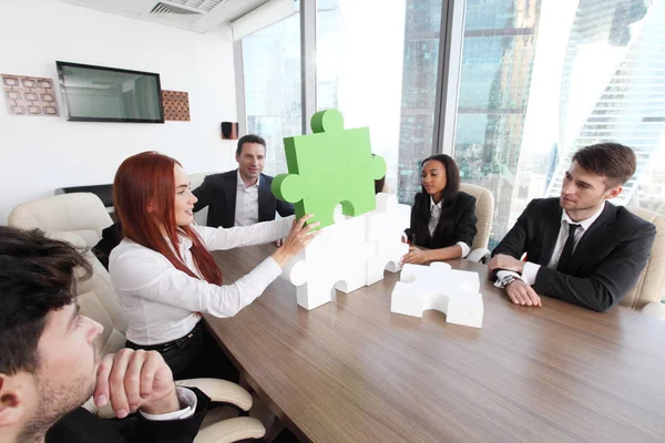 Groep Van Zakenmensen Monteren Puzzel Vertegenwoordigen Team Ondersteuning Hulp Concept — Stockfoto