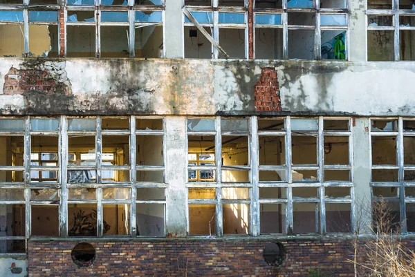 Kasserad Ruin Med Gamla Fönster Och Vägg Industrifönster Betongvägg — Stockfoto