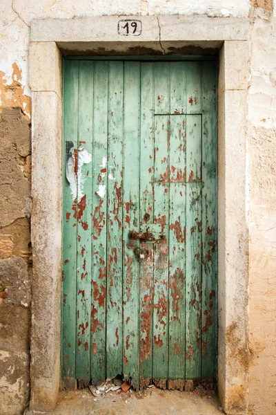 在葡萄牙 Olhao 市老绿色木门的视图 — 图库照片