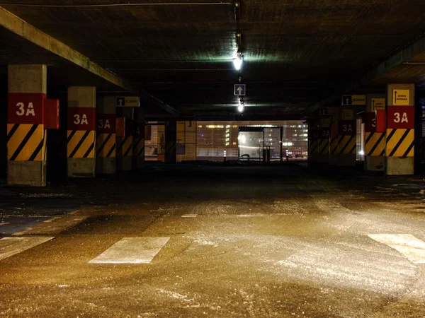Lege Donkere Bovengrondse Parkeerplaats Het Winkelcentrum Tijdens Nacht Vilnius Litouwen — Stockfoto