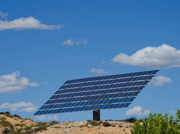 Grande Painel Solar Fotovoltaico Contra Céu Azul — Fotografia de Stock