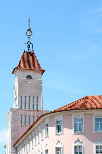 Piękna Różowa Rezydencja Wieżą Tle Błękitnego Nieba — Zdjęcie stockowe
