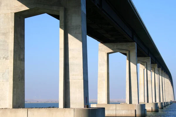 Lange Moderne Brücke Über Einen Fluss Gebaut — Stockfoto