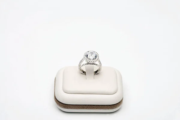 Platina Gyűrű Közepén Gyémánt Körül Teljes Csiszolású Gyémántot Fehér Háttér — Stock Fotó