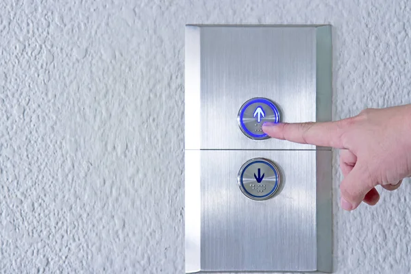 手を使って エレベーターを上に押し キーパッドのエレベーターと下のキーを押します — ストック写真