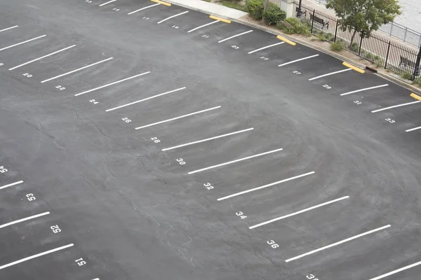 Grande Numerado Estacionamento Vazio Com Linhas Curvas — Fotografia de Stock