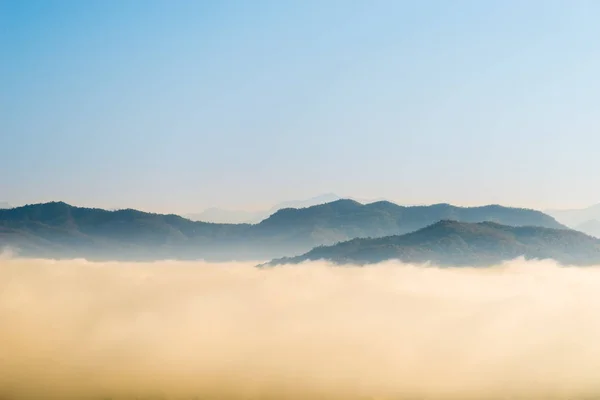 Hegyvidéki Jellege Ködös Felhők Gyors Mozgás — Stock Fotó
