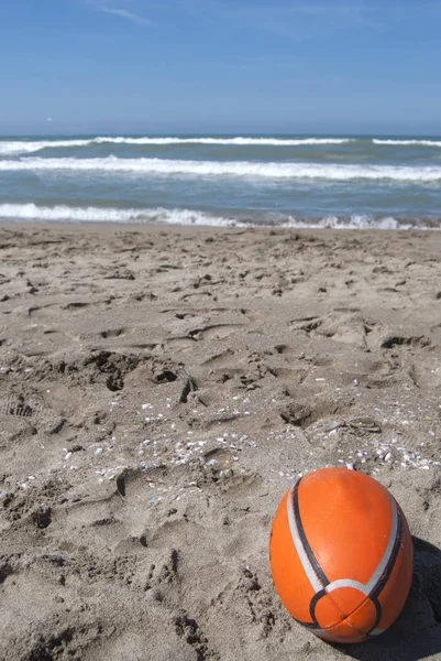 Регби Мяч Пляже Заднем Плане Море — стоковое фото