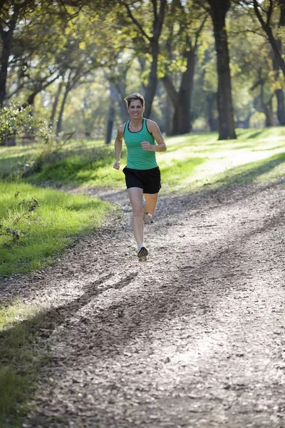 Mujer Bastante Atlética Corriendo Por Camino Parque — Foto de Stock