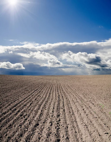 Campo Negro Labrada Bajo Cielo Nublado Con Sol — Foto de Stock