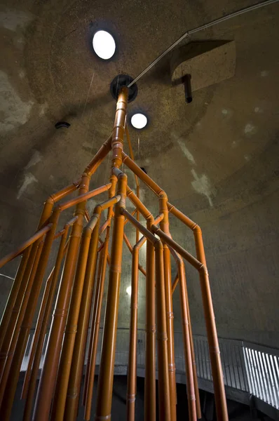 Interior Una Torre Digestión Desuso Con Muchas Tuberías — Foto de Stock