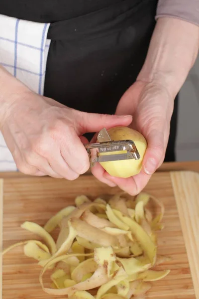 Peeling Burgonya Zsaru Konyhában — Stock Fotó