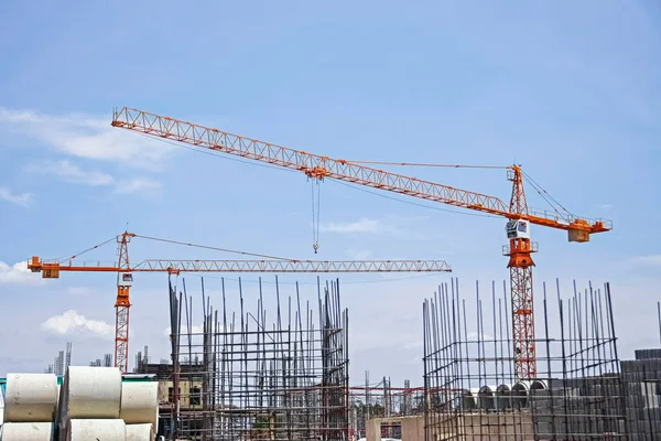 Oranžový Jeřáb Stavební Kovové Základní Balík Betonové Potrubí Modrou Oblohou — Stock fotografie