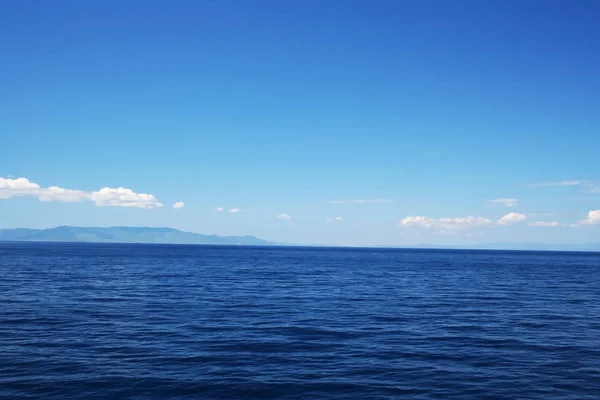 完美的蓝海与地平线上的海岸 — 图库照片