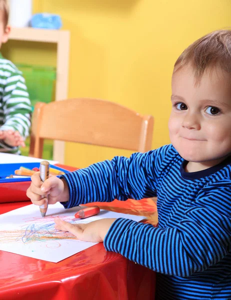 Carino Caucasico Bambino Disegno Quadro Nella Scuola Materna — Foto Stock