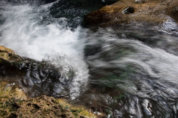 クラビの熱い滝での水の自然の流れ — ストック写真