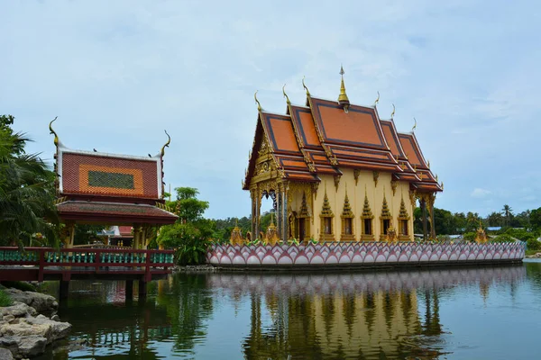 Azjatycka Świątynia Tropikach Niedaleko Wody — Zdjęcie stockowe