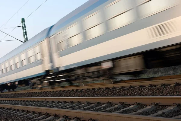 Zug Fährt Mit Bewegungsunschärfe Vorbei — Stockfoto