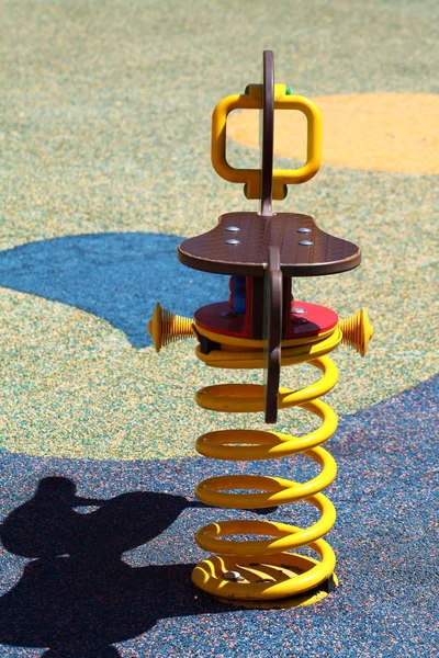 公園内の子供のカラフルな遊具 — ストック写真