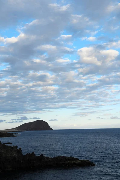 Algunas Nubes Colores Sobre Océano Cielo Azul — Foto de Stock