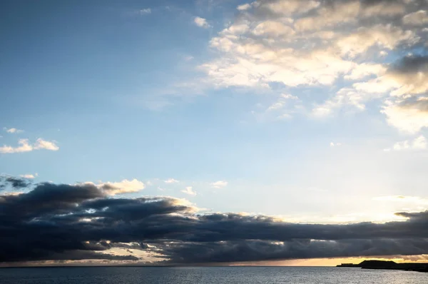 Wolkenlandschaft Bunte Wolken Bei Sonnenuntergang Der Nähe Des Ozeans — Stockfoto