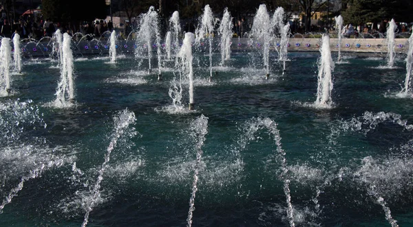 Fontes Jorrando Água Espumante Uma Piscina Parque — Fotografia de Stock