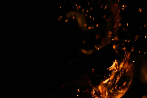 Flammes Feu Camp Dans Nuit Sur Fond Noir — Photo