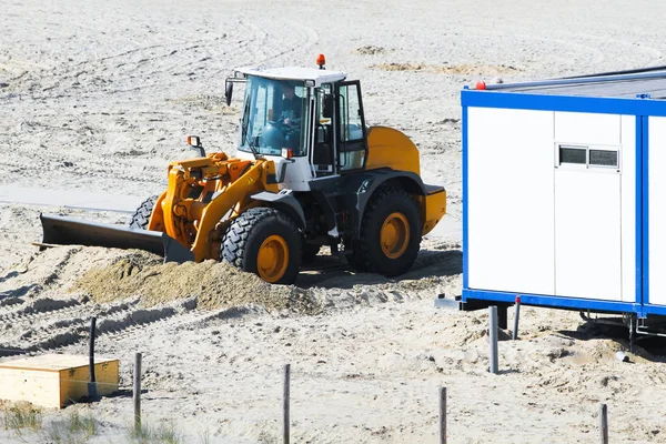Práce Pláži Vyrovnávání Písku Pro Umístění Kabin Pro Přípravu Letní — Stock fotografie