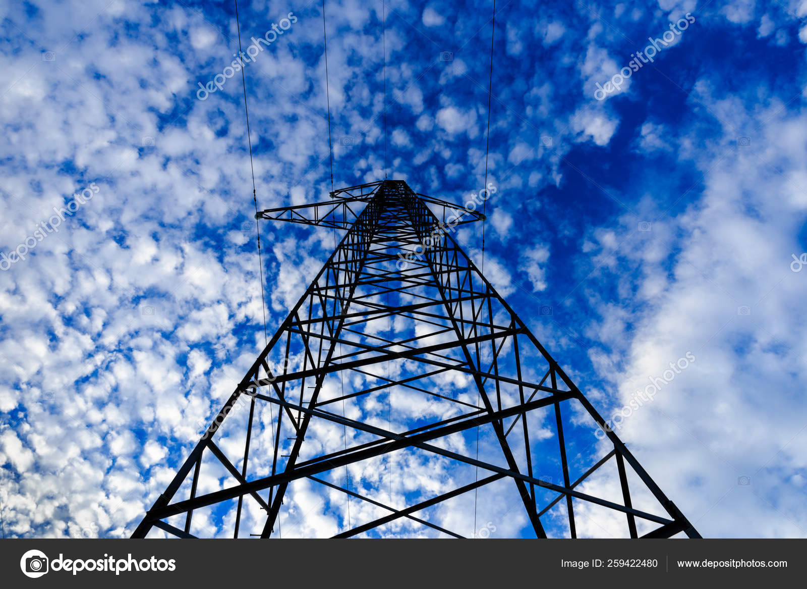 云蓝蓝的天空背景上的电源线 图库照片 C Yayimages 259422480