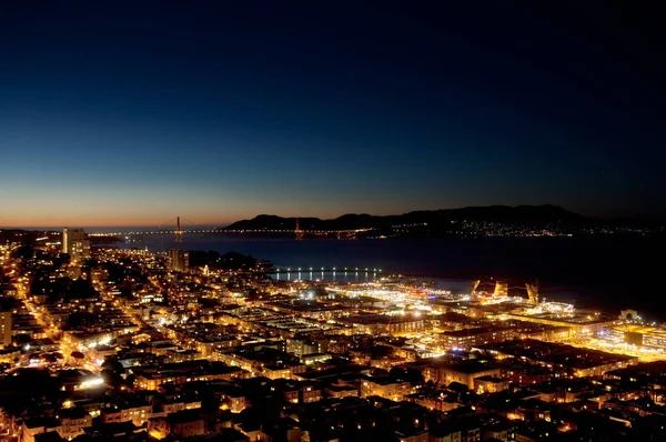 旧金山傍晚天际线与金门大桥在地平线上 — 图库照片