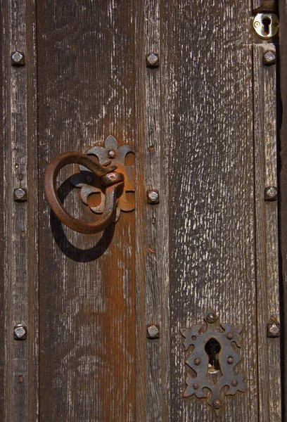 古い鍵穴と新しい鍵穴は 中世のウィルトシャー教会への扉を確保するのに役立ちます — ストック写真
