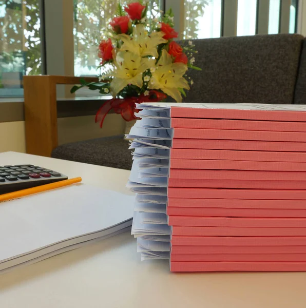 Papierstapel Überlappen Sich Taschenrechner Und Bleistift Auf Dem Schreibtisch Büro — Stockfoto