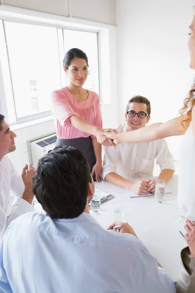 Zakenvrouwen Schudden Handen Vergadertafel Tijdens Vergadering Kantoor — Stockfoto