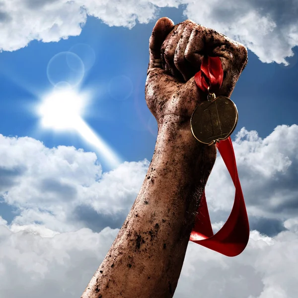 Hand Mit Siegermedaille Erfolg Bei Wettbewerben — Stockfoto