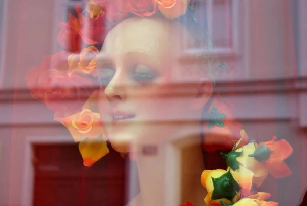 Skyltdocka Huvud Dekorerad Med Konstgjorda Blommor Wien Skyltfönster — Stockfoto