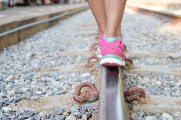 Kvinnan Promenader Järnvägsspåren — Stockfoto