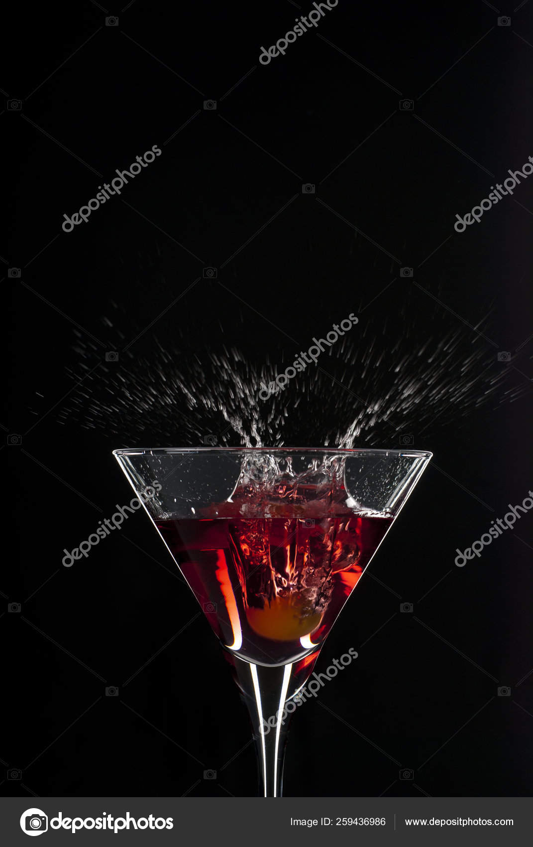 Novelista Palabra Educación Salpicadura Cóctel Con Una Aceituna Sobre Martini Rojo Con Fondo:  fotografía de stock © YAYImages #259436986 | Depositphotos