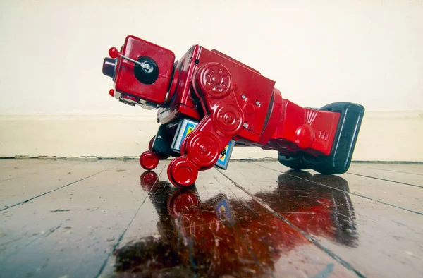Rojo Retro Robot Juguete Haciendo Flexiones Viejo Piso Madera Con —  Fotos de Stock